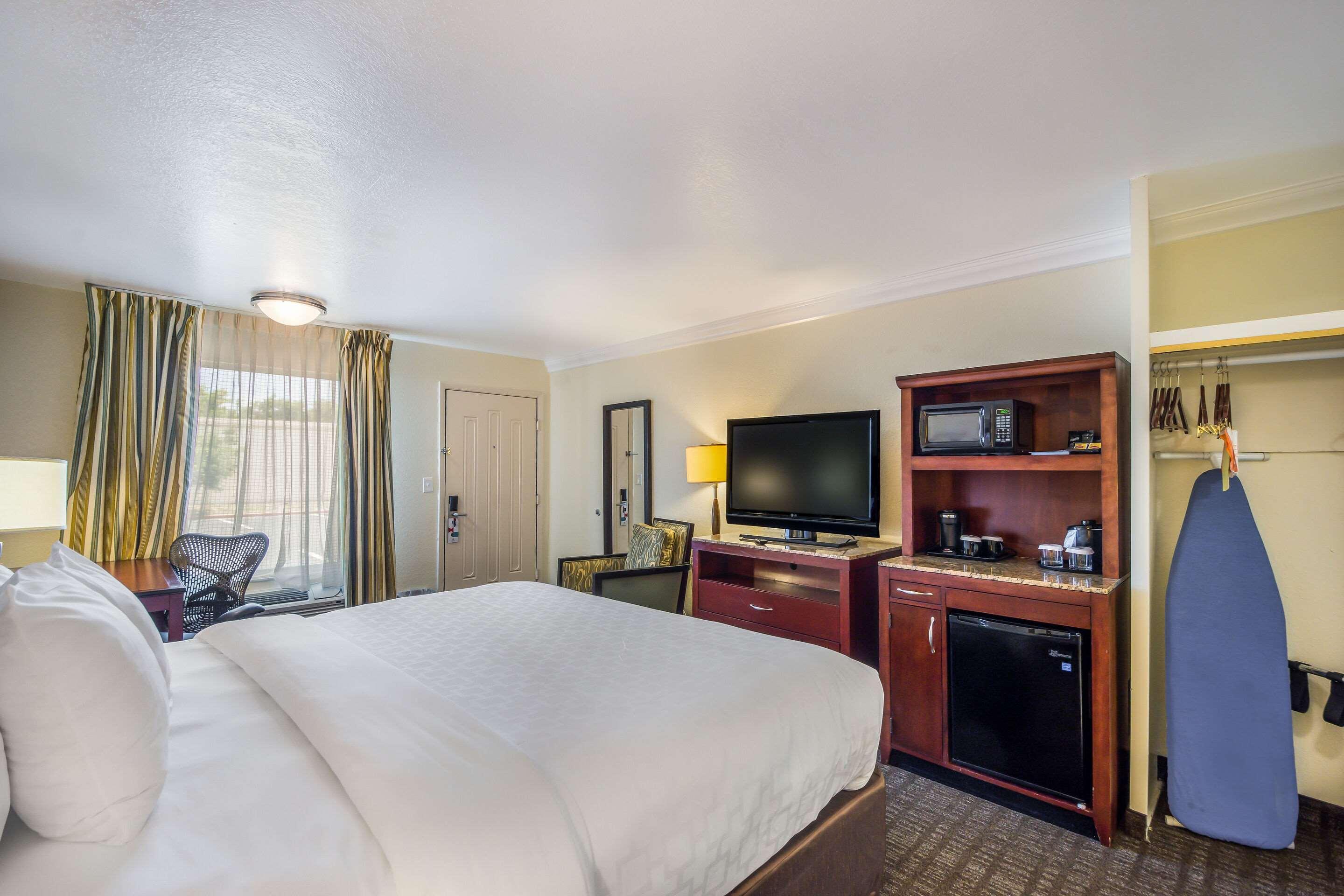 Clarion Inn & Suites Central Clearwater Beach Exterior photo