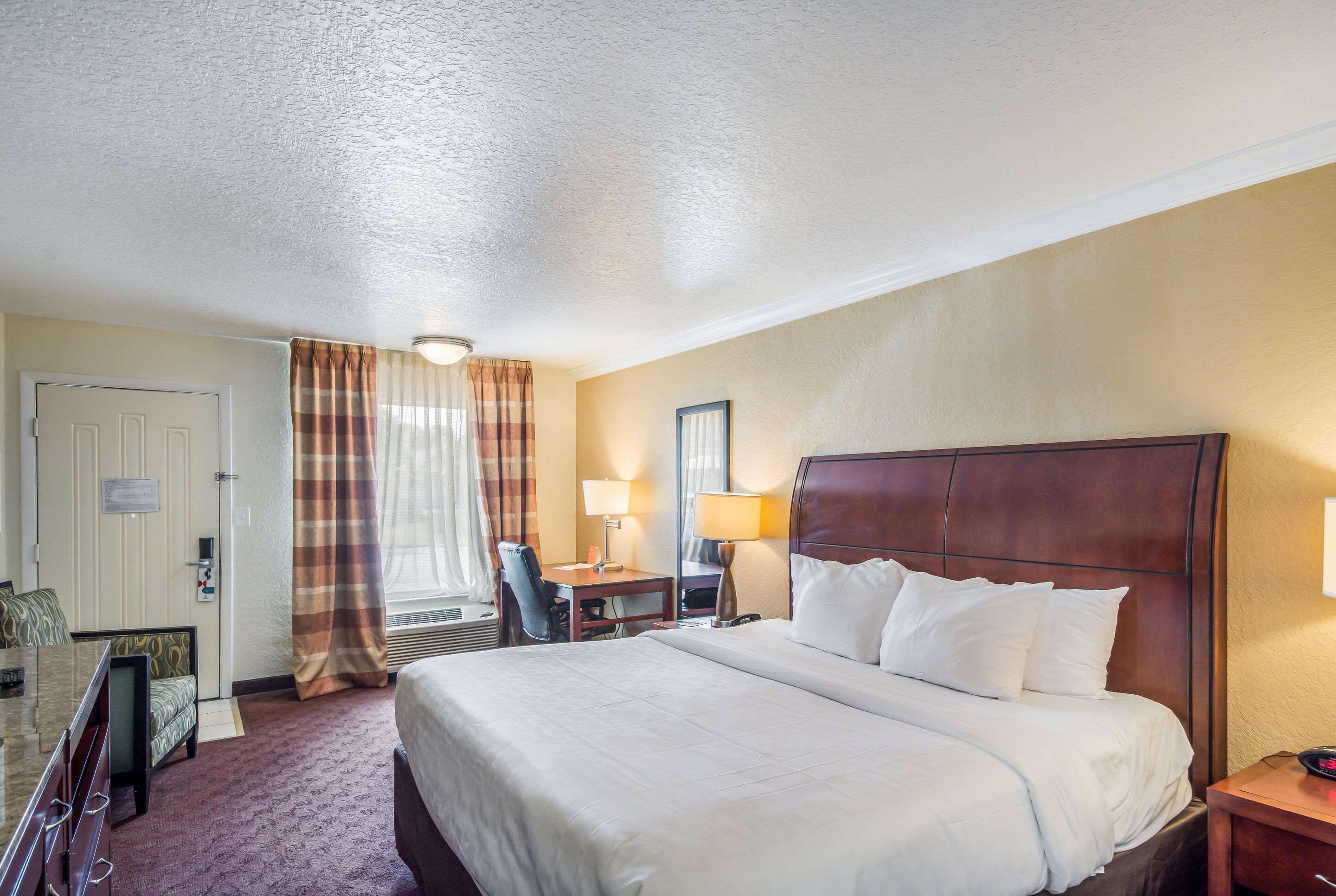 Clarion Inn & Suites Central Clearwater Beach Exterior photo