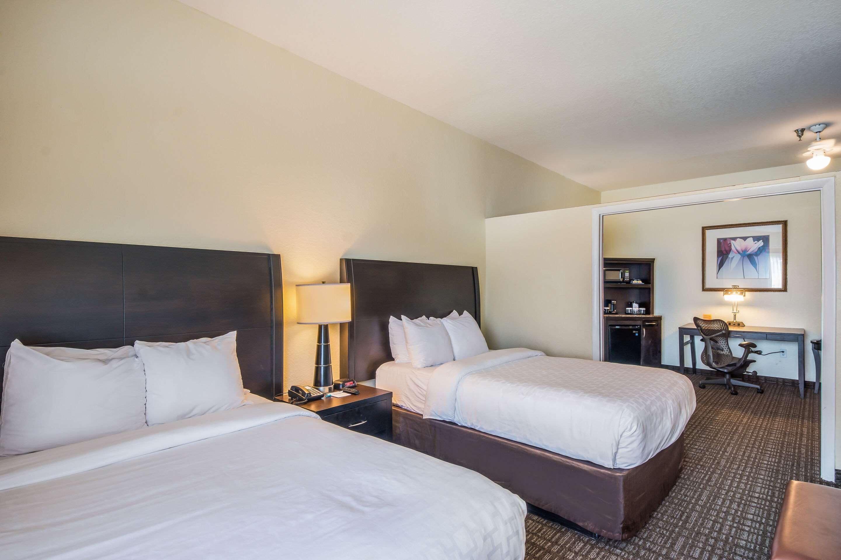 Clarion Inn & Suites Central Clearwater Beach Exterior photo