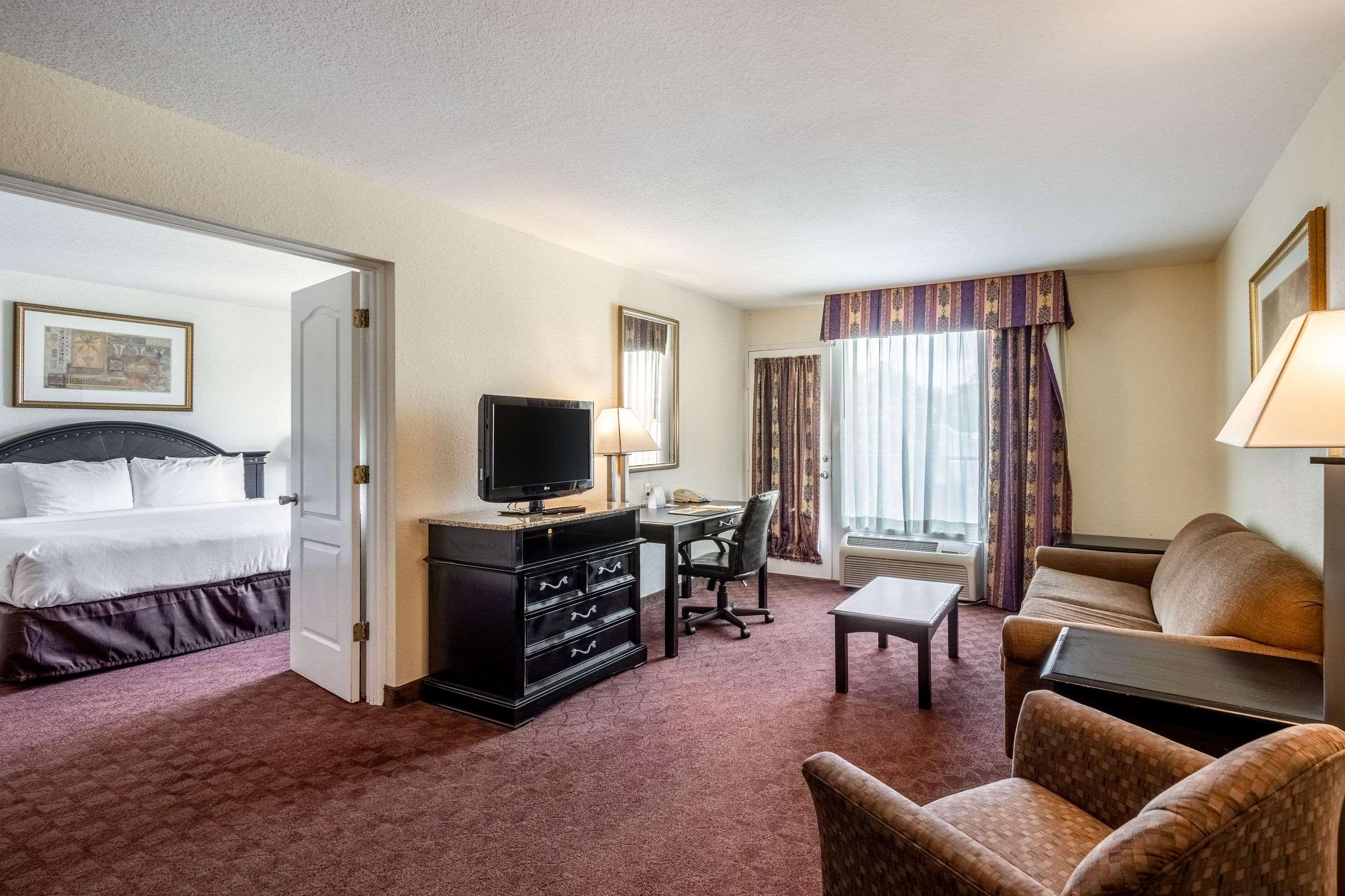 Clarion Inn & Suites Central Clearwater Beach Exterior photo