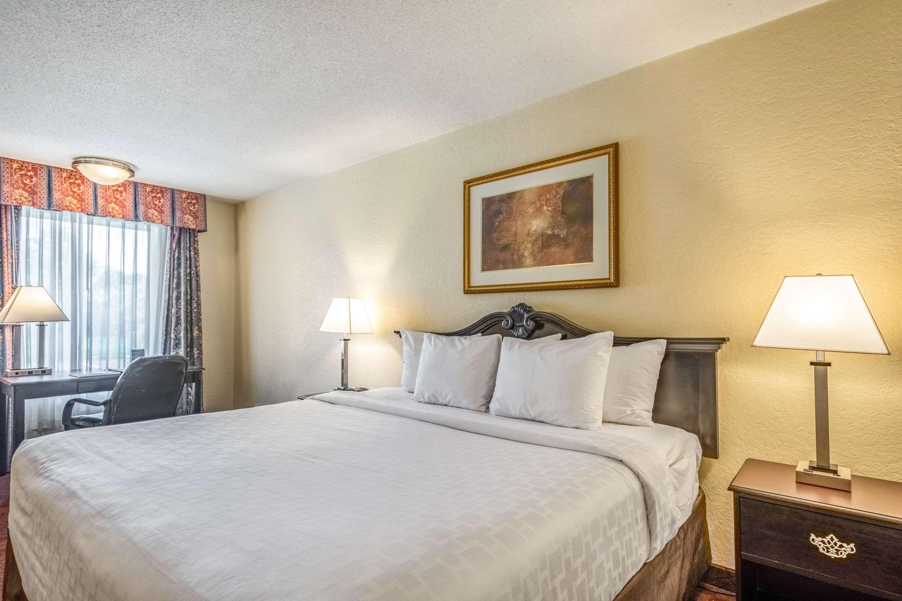 Clarion Inn & Suites Central Clearwater Beach Exterior photo