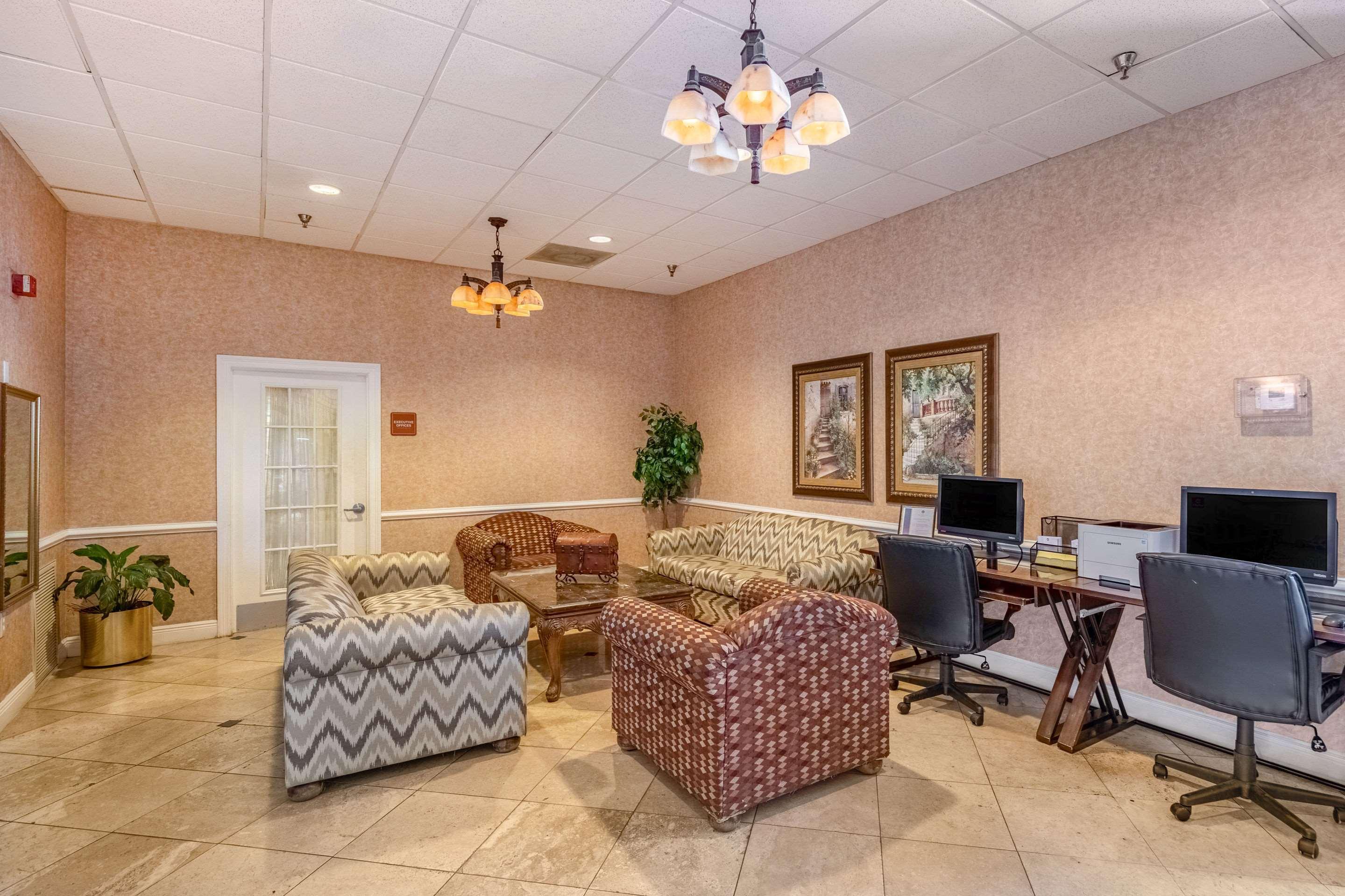 Clarion Inn & Suites Central Clearwater Beach Exterior photo