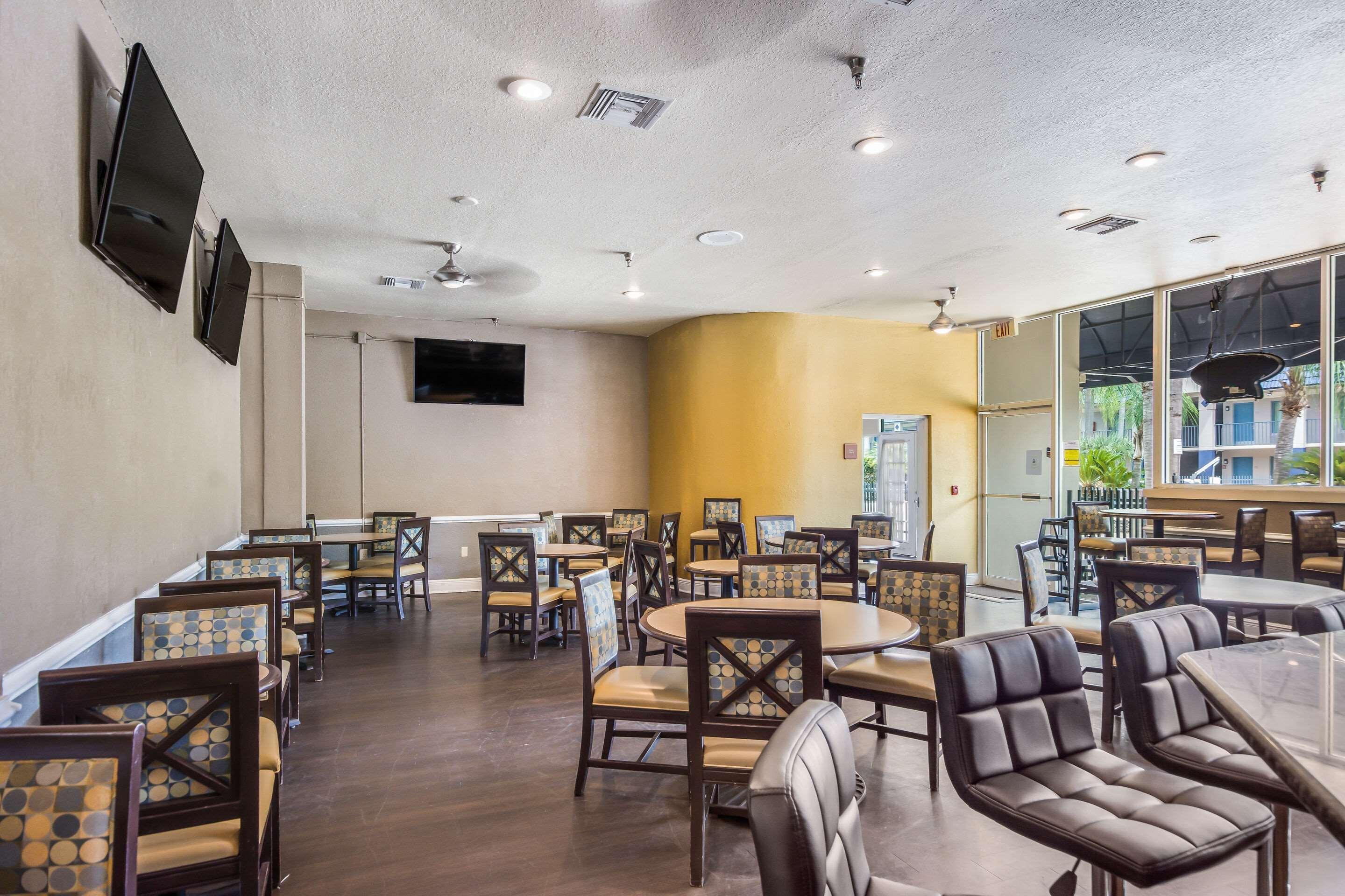 Clarion Inn & Suites Central Clearwater Beach Exterior photo