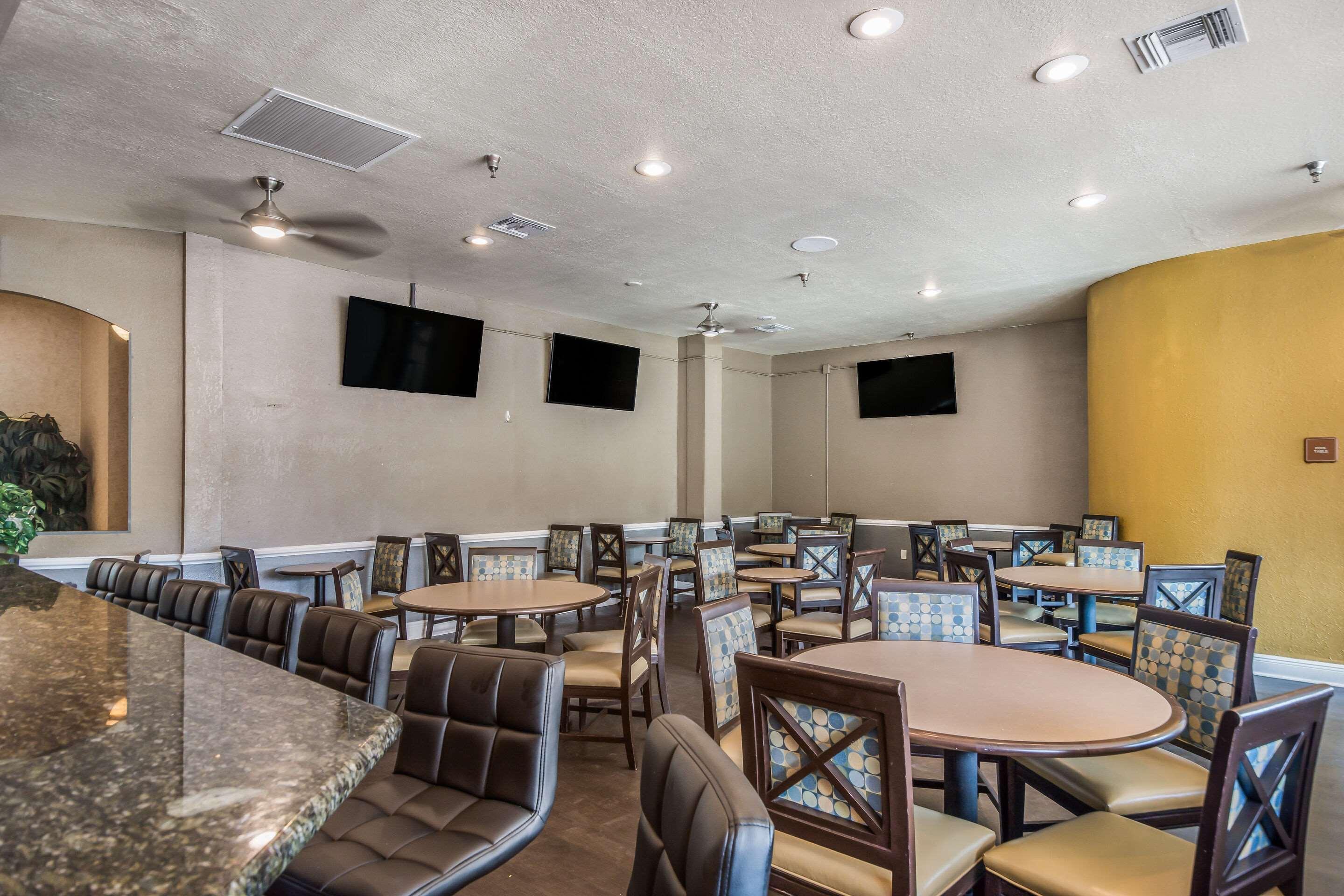 Clarion Inn & Suites Central Clearwater Beach Exterior photo