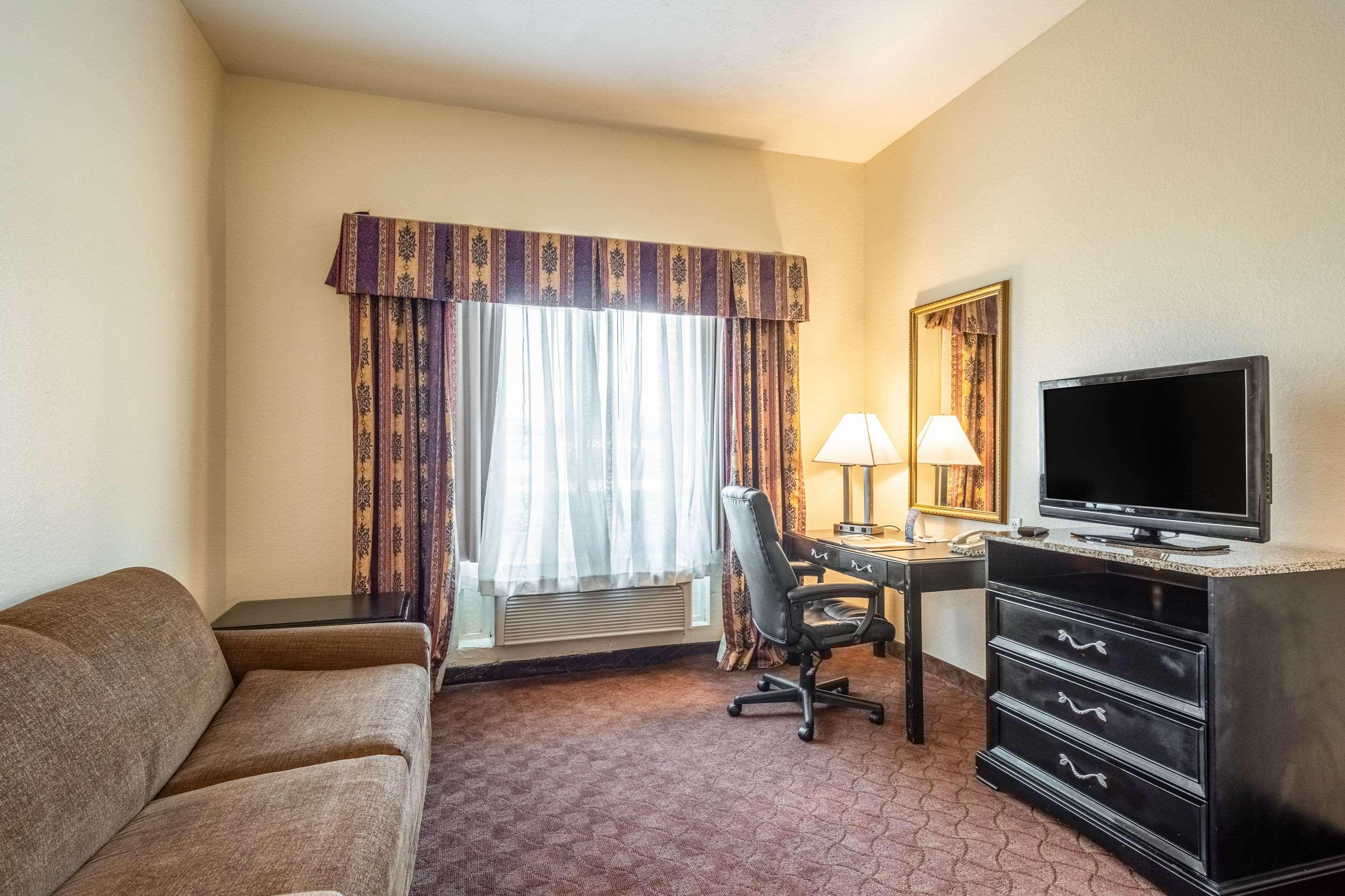 Clarion Inn & Suites Central Clearwater Beach Exterior photo