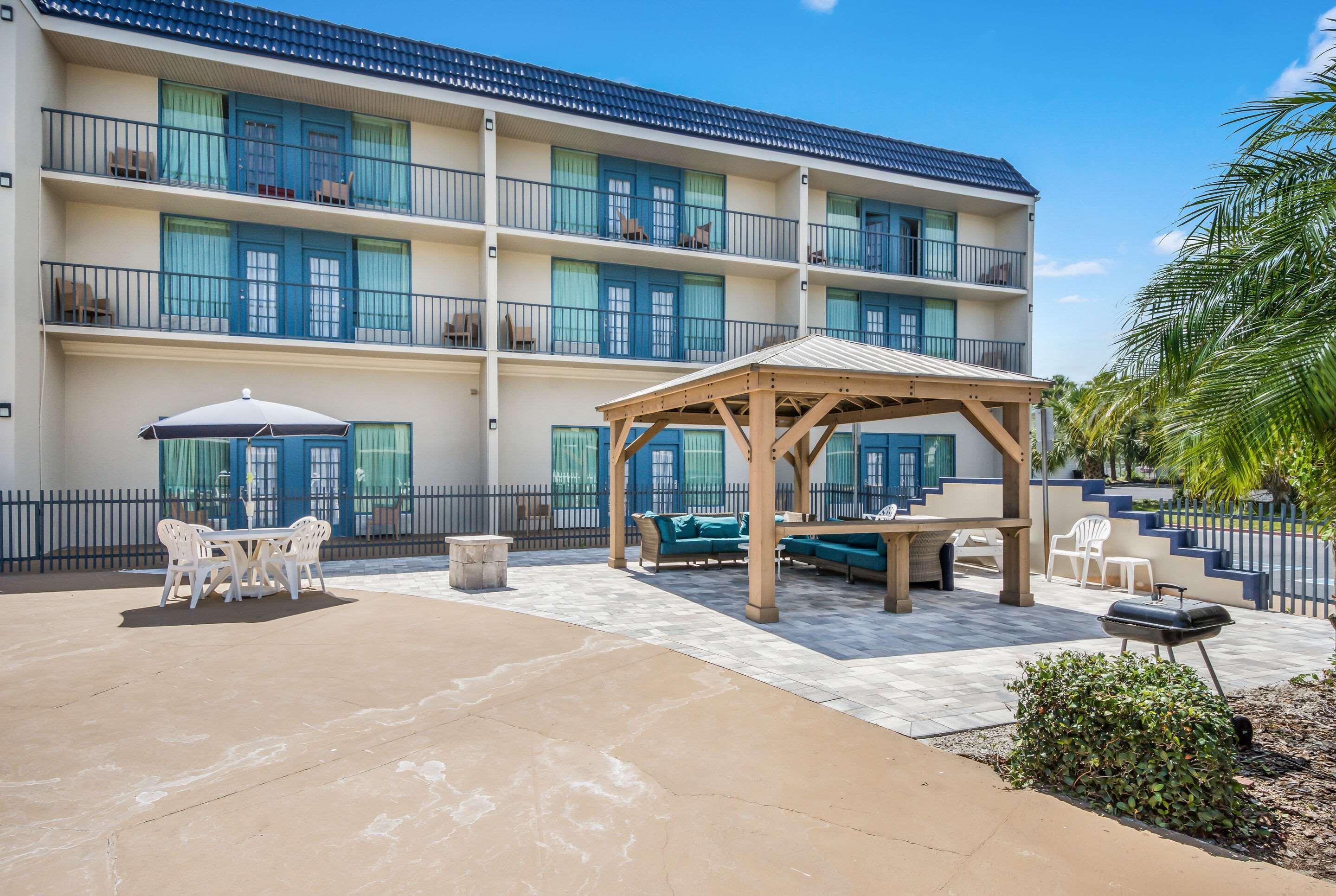 Clarion Inn & Suites Central Clearwater Beach Exterior photo