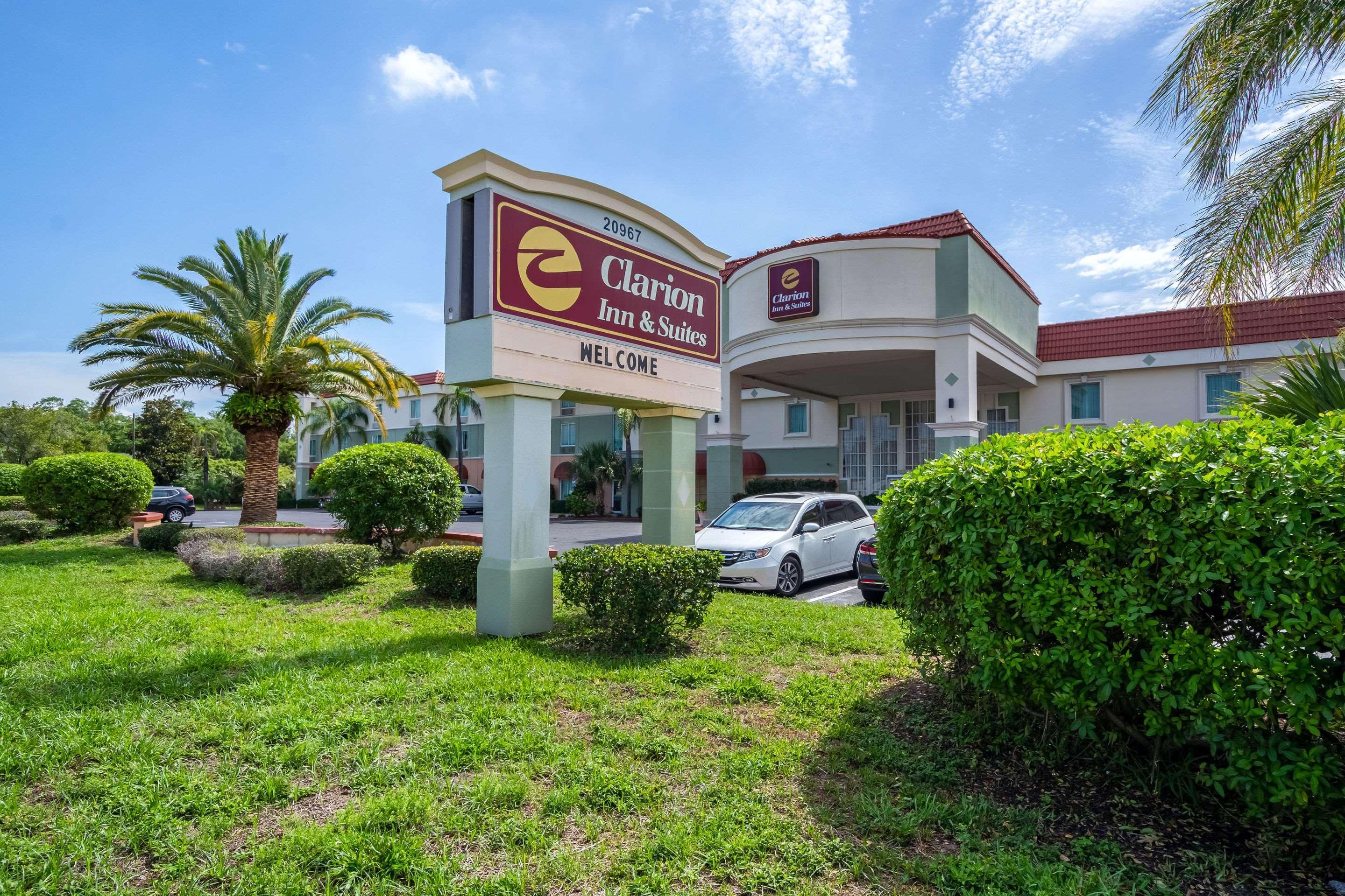 Clarion Inn & Suites Central Clearwater Beach Exterior photo