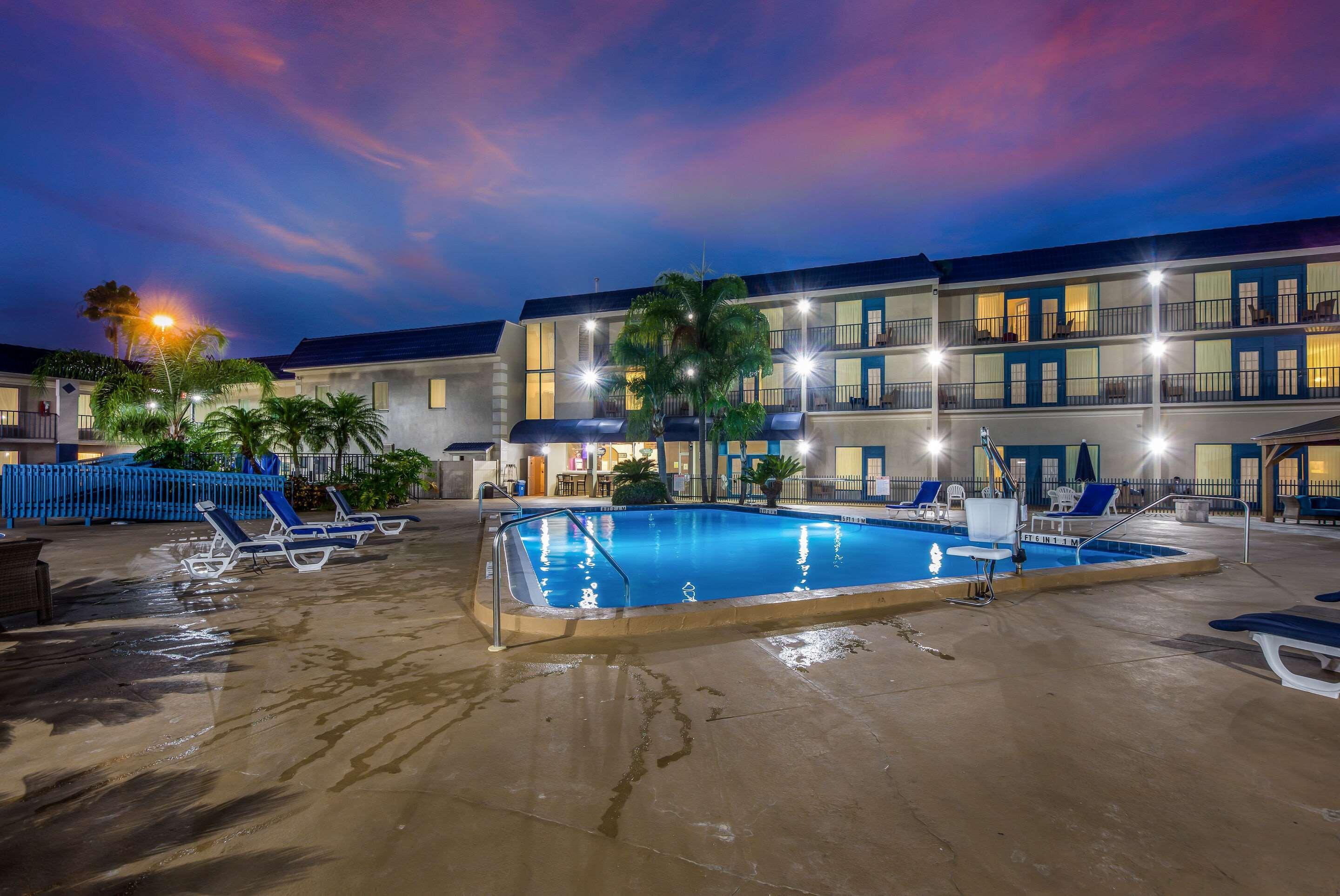 Clarion Inn & Suites Central Clearwater Beach Exterior photo