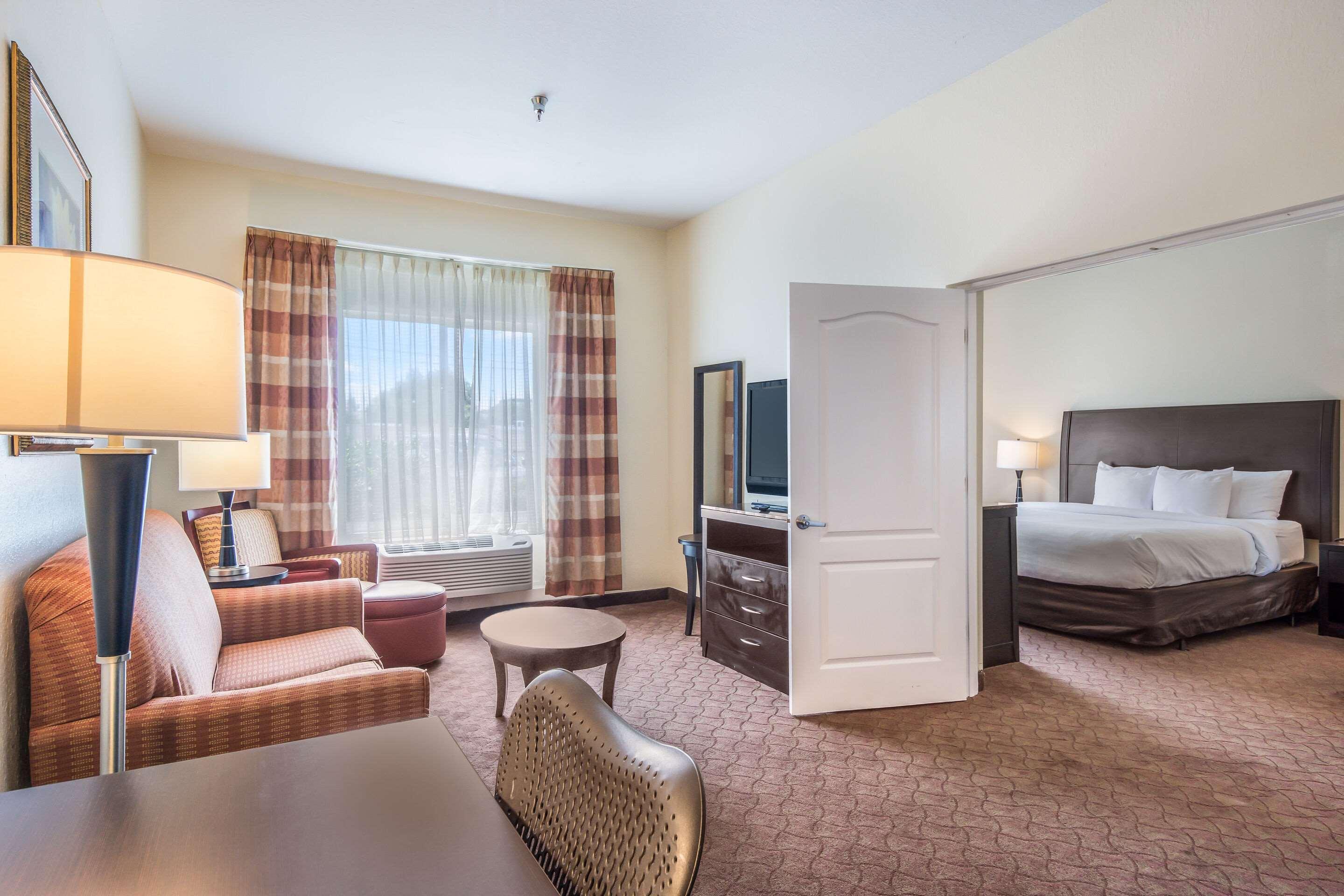 Clarion Inn & Suites Central Clearwater Beach Exterior photo