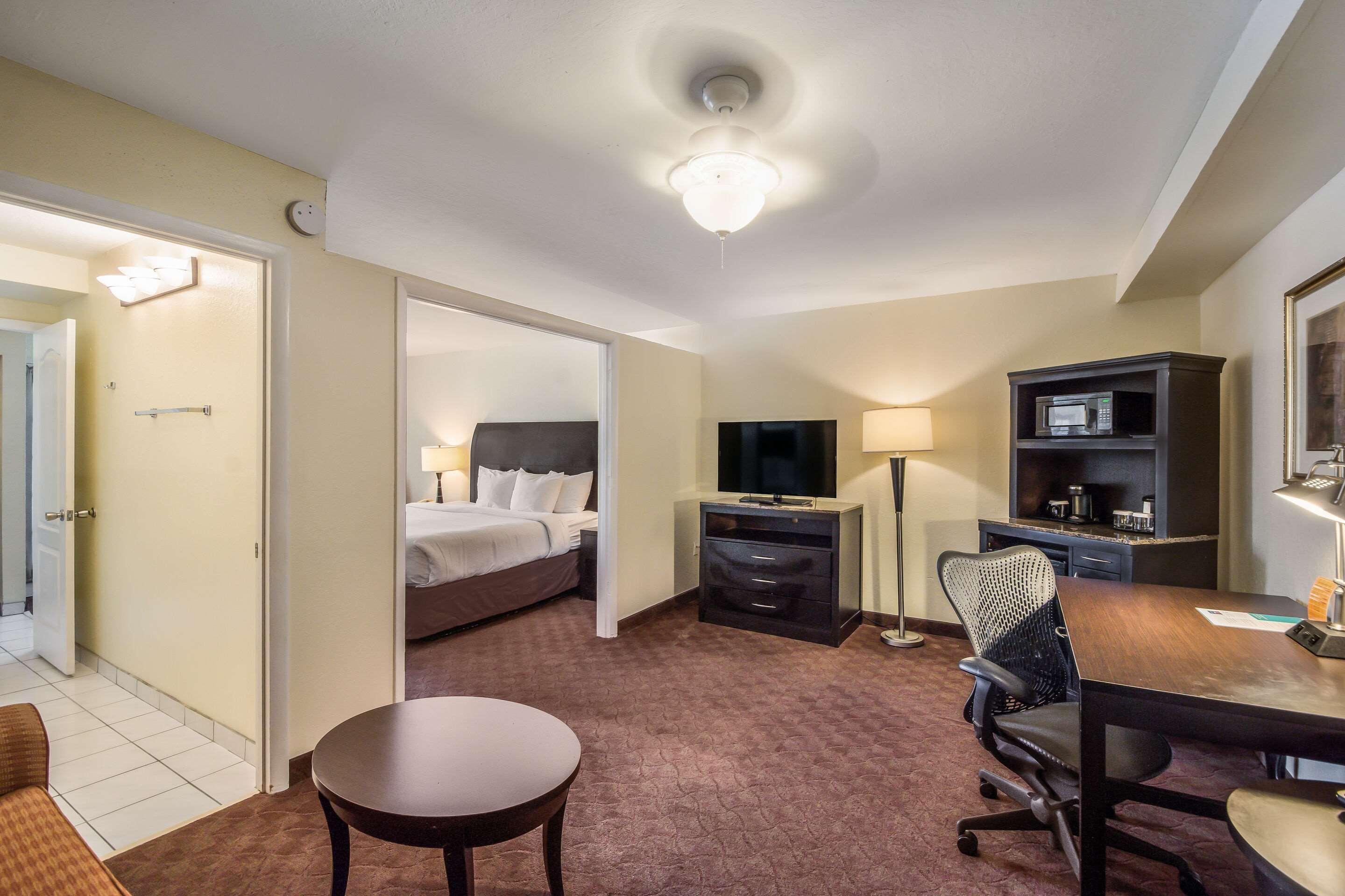 Clarion Inn & Suites Central Clearwater Beach Exterior photo