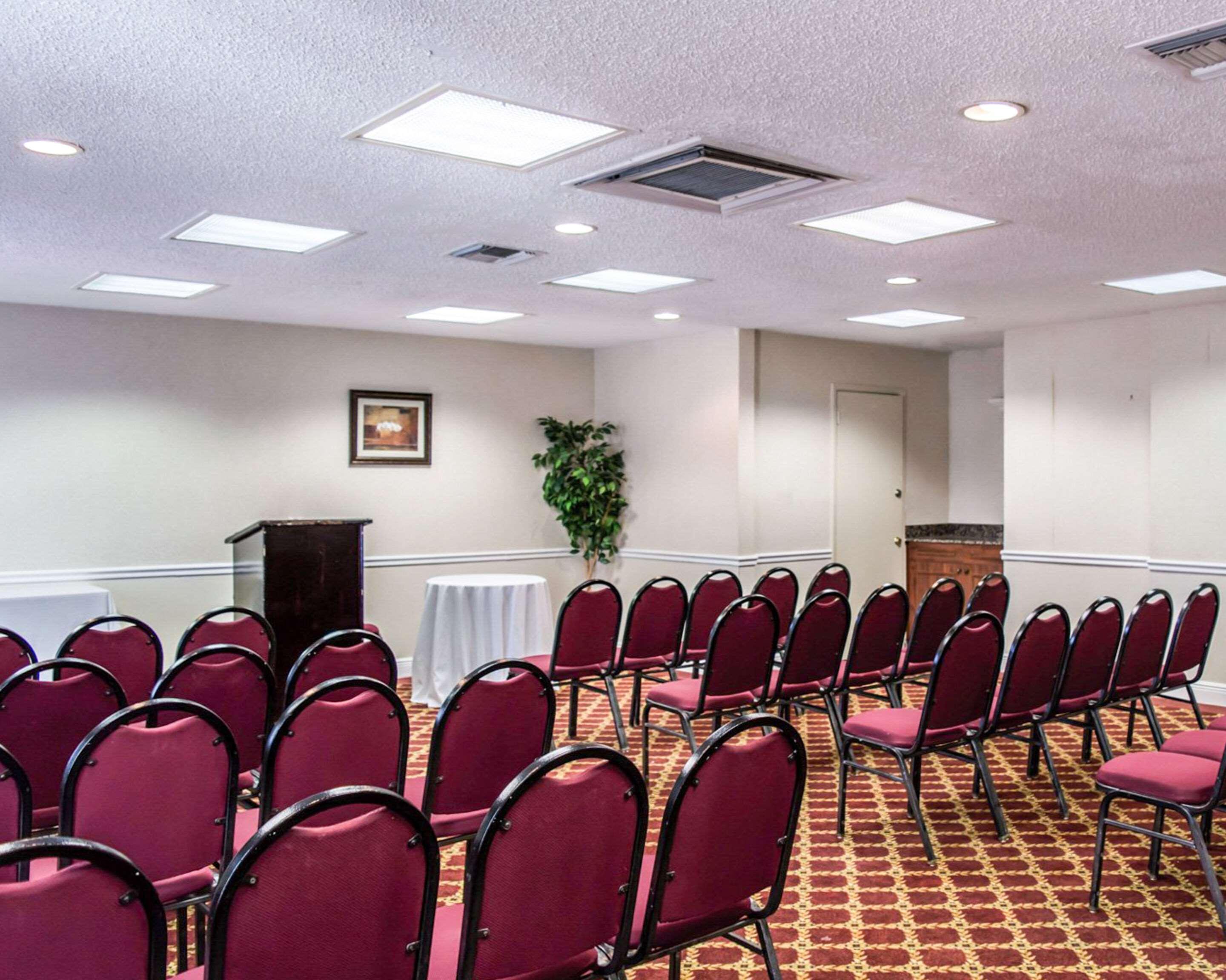Clarion Inn & Suites Central Clearwater Beach Exterior photo